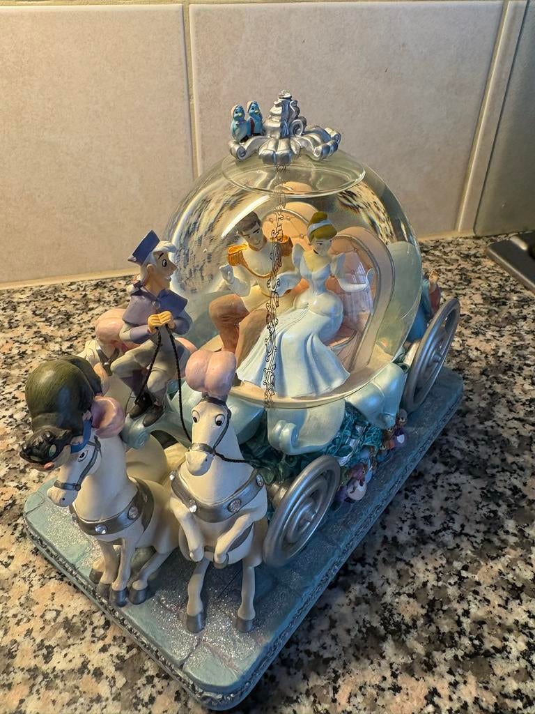 Disney Assepoester Muzikale Koets Sneeuwbol - 50 Jaar Jubile, Ophalen, Assepoester of Belle, Gebruikt, Beeldje of Figuurtje