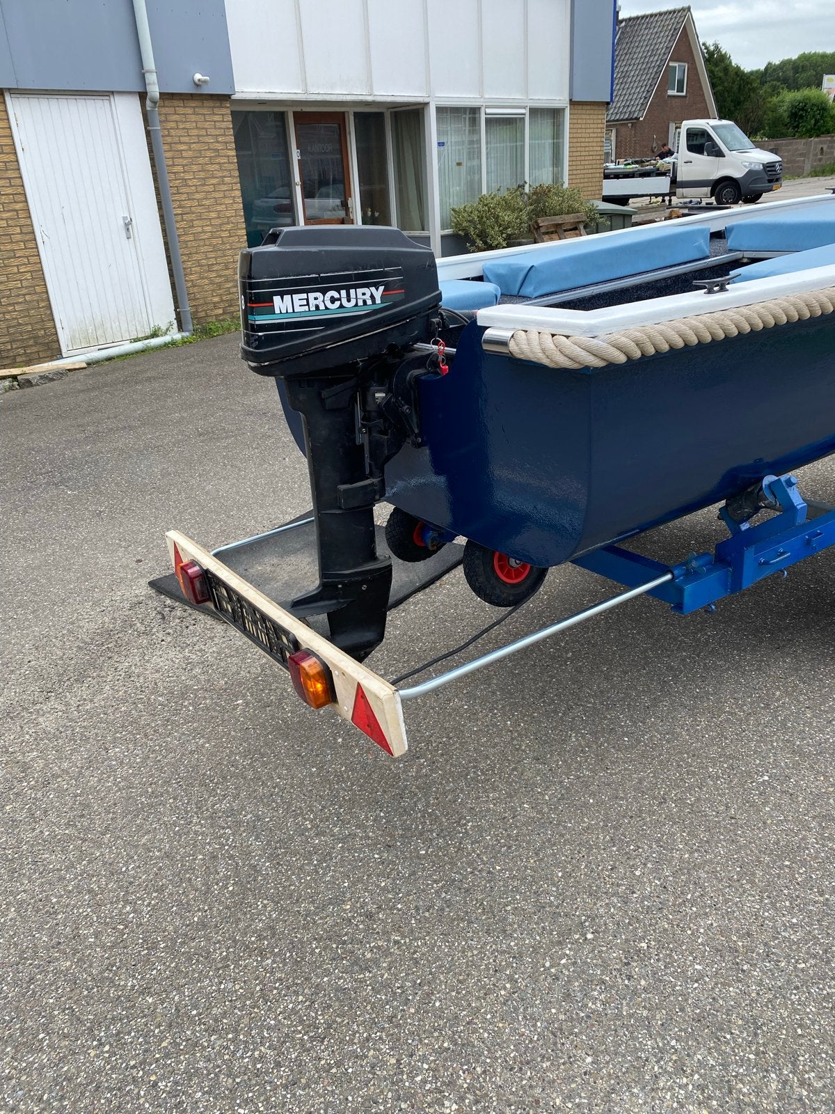 blauwe houten sloep met Mercury buitenboordmotor en trailer, Watersport en Boten, Gebruikt, Buitenboordmotor, Kussenset, Hout