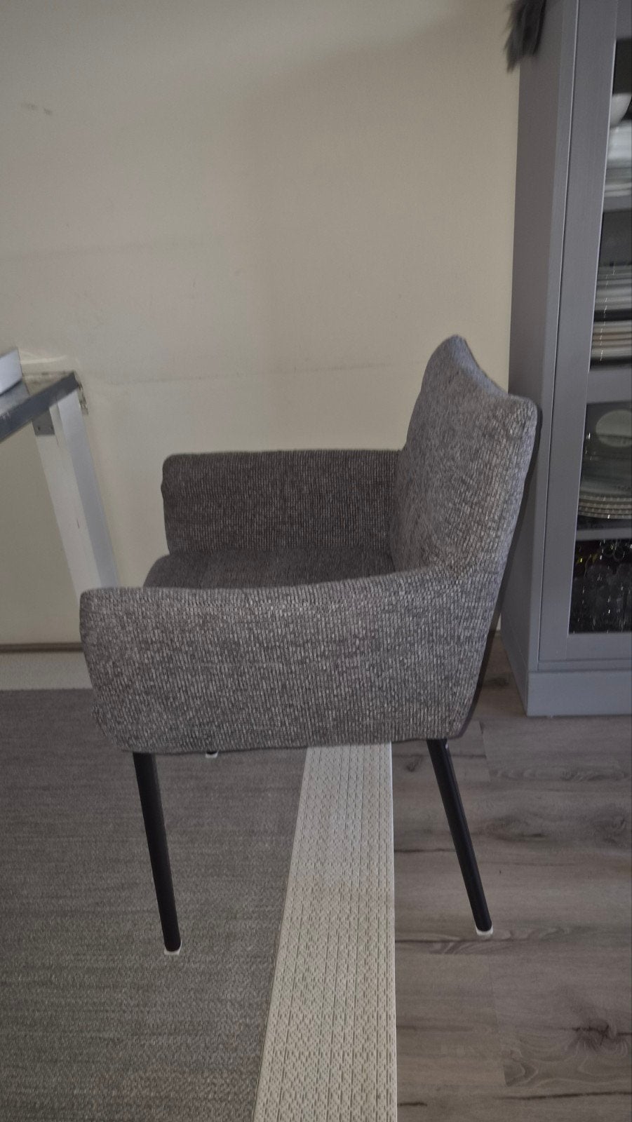 Set van 4 grijze eetkamerstoelen met armleuningen, Huis en Inrichting, Stoelen, Modern, Scandinavisch, Ophalen of Verzenden, Zo goed als nieuw
