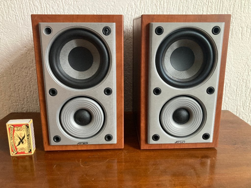 2 Jamo E 700 boekenkast boxjes kleine houtnerf speakers, Stereo speakers, Gebruikt, Inclusief kabels, 120 tot 150 watt