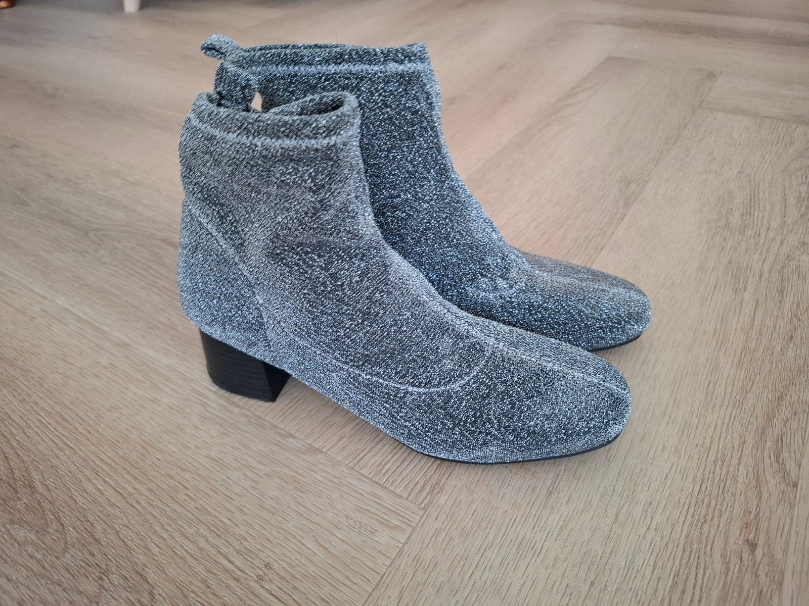 Zilveren glitter laarsjes maat 38, Kleding | Dames, Schoenen, Ophalen of Verzenden, Zo goed als nieuw, Overige kleuren, Lage of Enkellaarzen