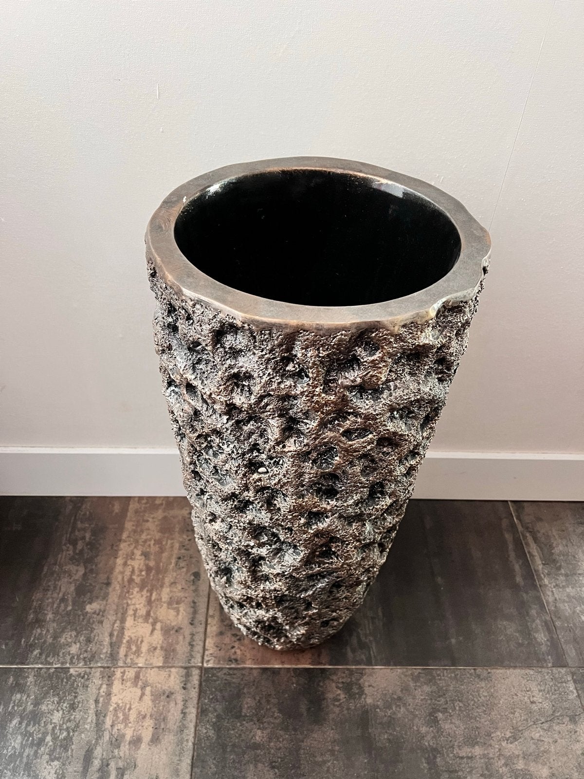 Luxe Lite Universe Moon Partner bronzen vaas 70cm, Huis en Inrichting, Overige materialen, Bruin, Met patroon/structuur, Ophalen of Verzenden