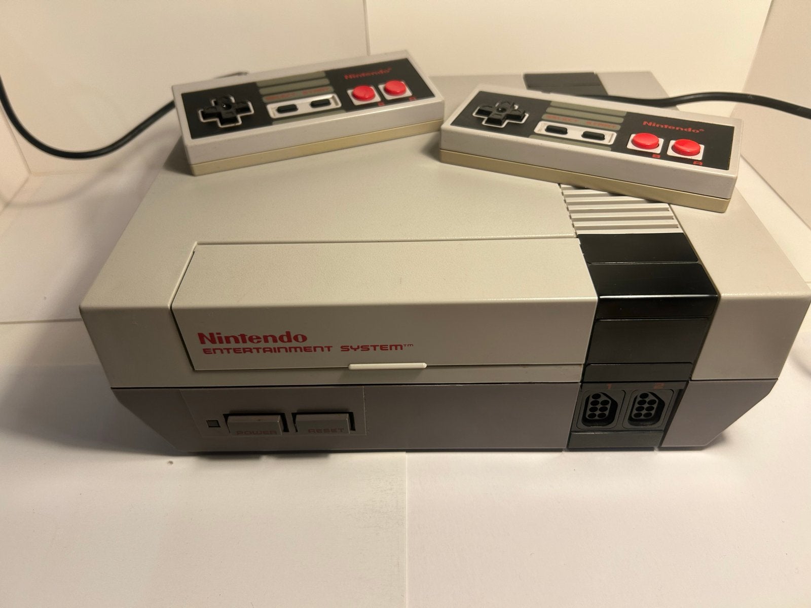 Nintendo Entertainment System (NES) met 2 controllers, Spelcomputers en Games, Spelcomputers | Nintendo NES, Gebruikt, Met 2 controllers
