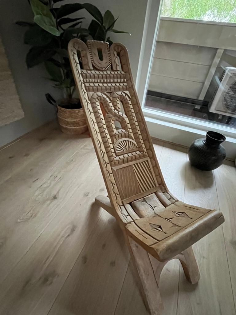 Unieke handgesneden houten vouwstoel/sculptuur, Overige typen, Handgemaakt, Bruin, Overige stijlen