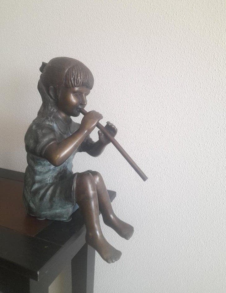 Brons beeld zittend meisje met fluit, Antiek en Kunst, Ophalen