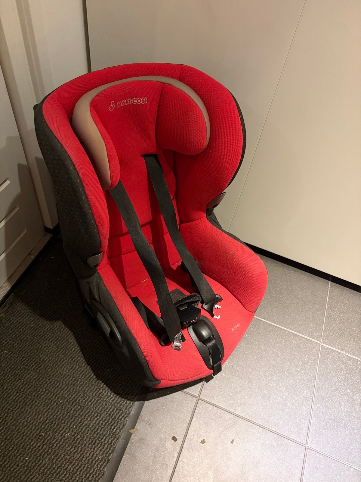 Maxi-Cosi Axiss autostoel draaibaar - Rood, Ophalen, Verstelbare rugleuning, 9 t/m 18 kg, Maxi-Cosi