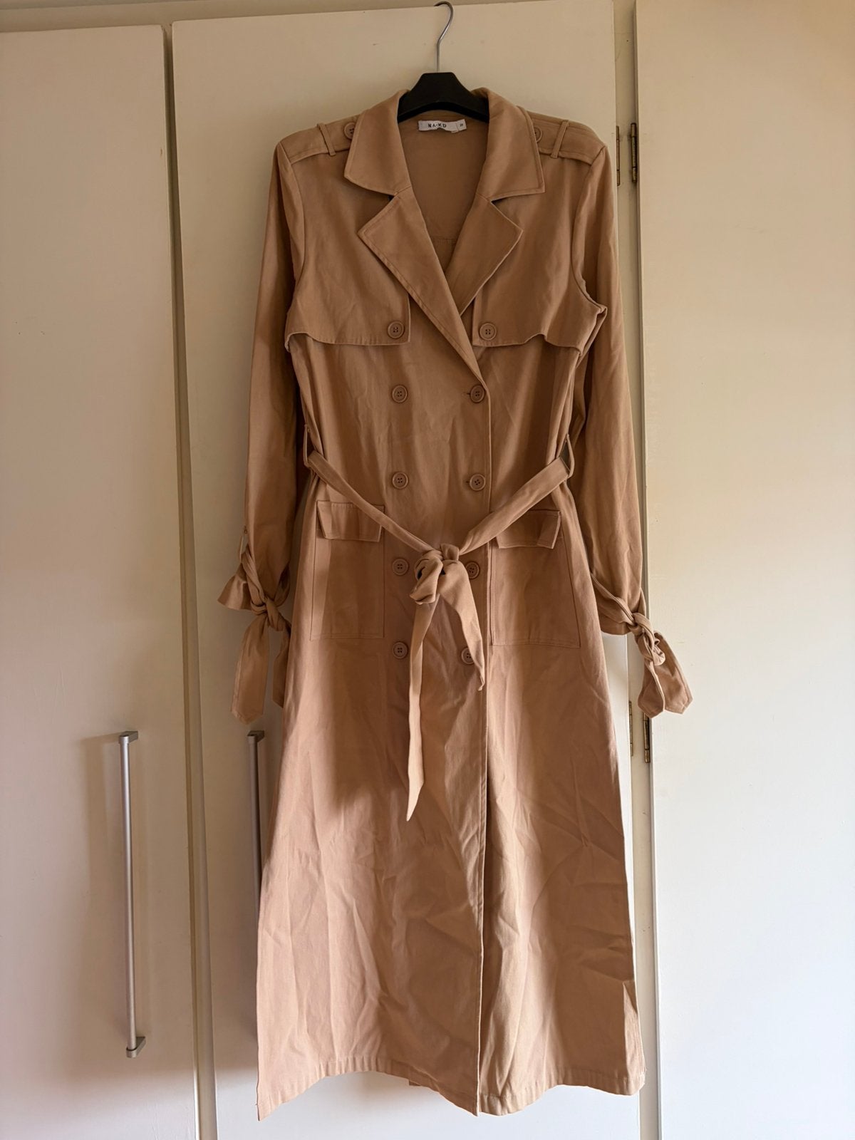 NA-KD trenchcoat zgan maat 38, Ophalen of Verzenden, Zo goed als nieuw, Maat 38/40 (M), Beige