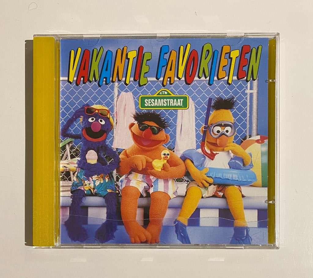 CD: Sesamstraat - Vakantie Favorieten 1995 NL - VG+/NM, Inclusief boekje, Gebruikt, Tot 2 jaar, Ophalen of Verzenden