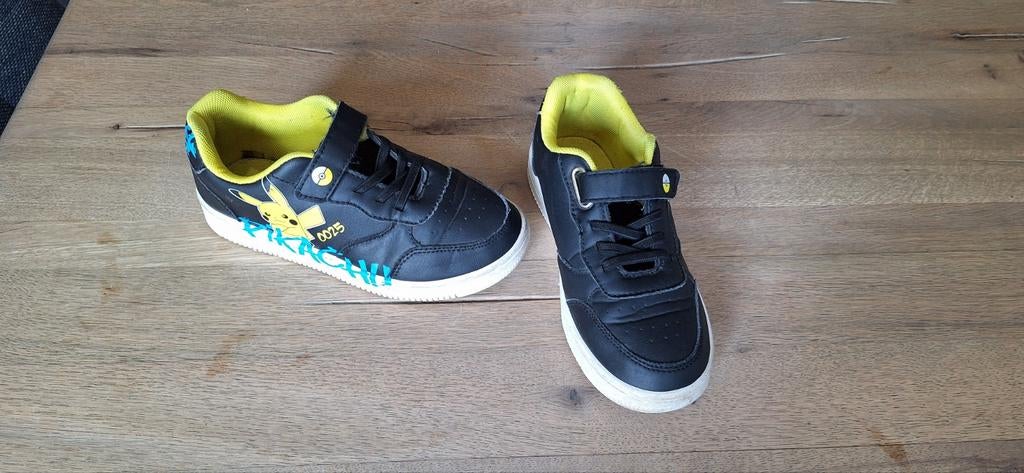 Pikachu pokemon schoen maat 32, Ophalen of Verzenden, Zo goed als nieuw, Jongen of Meisje, Schoenen