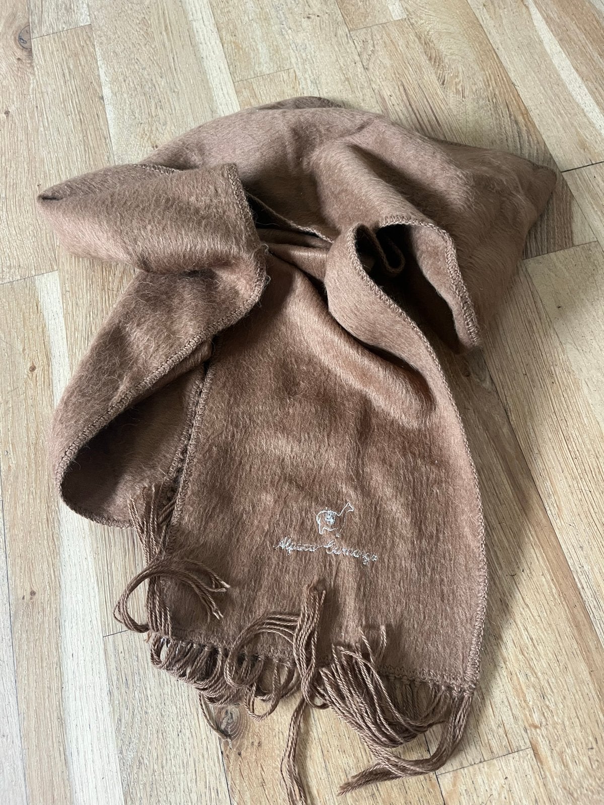 Camel kleur alpaca sjaal - Zo goed als nieuw, Kleding | Dames, Ophalen of Verzenden, Zo goed als nieuw, Maat 46/48 (XL) of groter