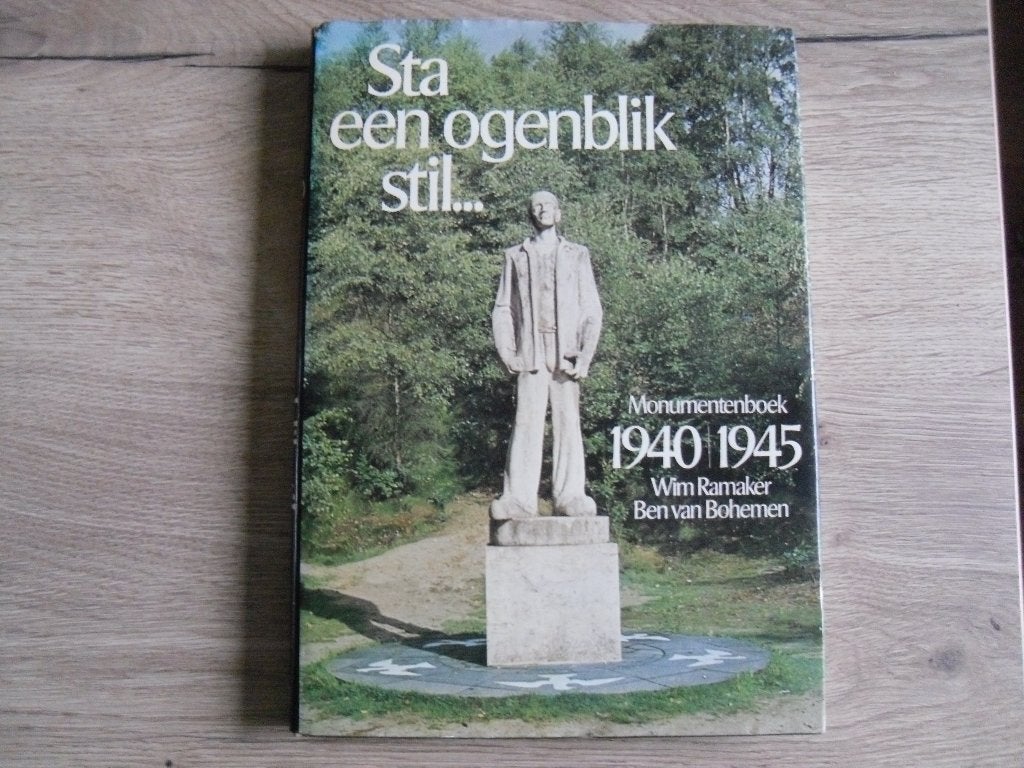 Sta een ogenblik stil... Monumentenboek 1940-1945, Ophalen of Verzenden, Overige onderwerpen, Wim Ramaker, Tweede Wereldoorlog