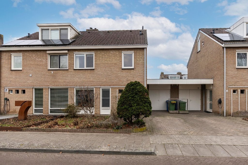 2-onder-1-kapwoning met garage en 4 slaapkamers, Huizen en Kamers, Huizen te koop, VELDHOVEN, Noord-Brabant, 151 m², 6 kamers