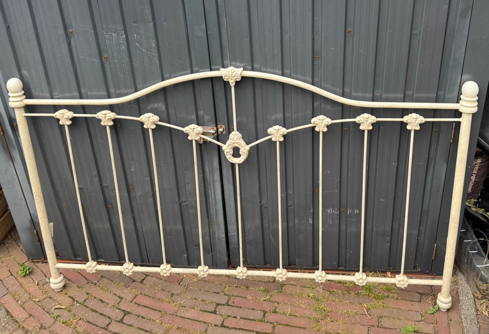witgelakt metalen bedframe met sierlijke kruk-en bladdetails, Huis en Inrichting, Ophalen, Gebruikt, Overige kleuren, Tweepersoons