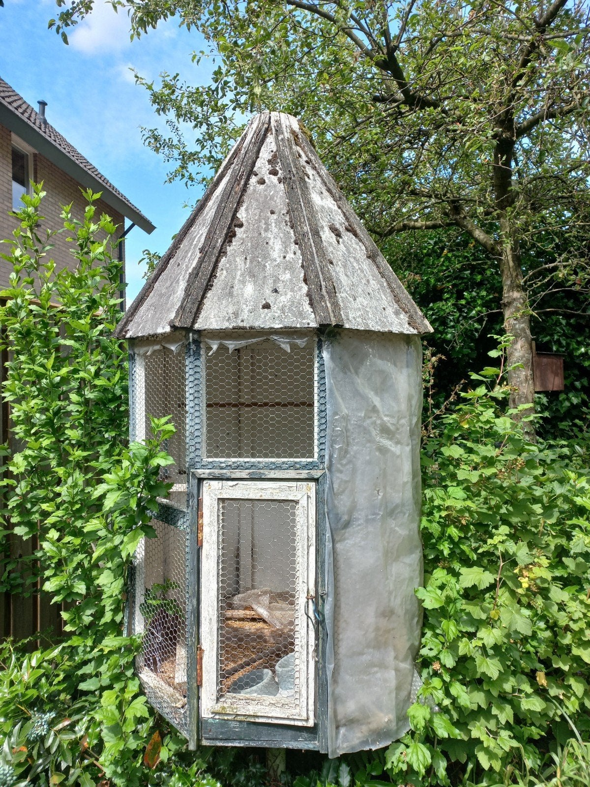 Te koop: duiventil 150 cm hoog staat op metalen voet, Dieren en Toebehoren, Ophalen, Gebruikt, Overige typen