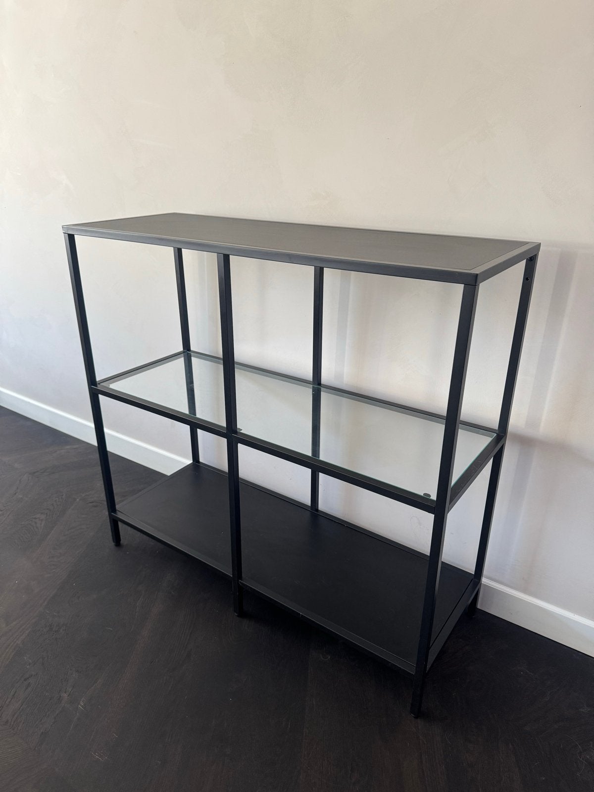 VITTSJÖ Stellingkast zwart met glas (IKEA), Ophalen, Zo goed als nieuw