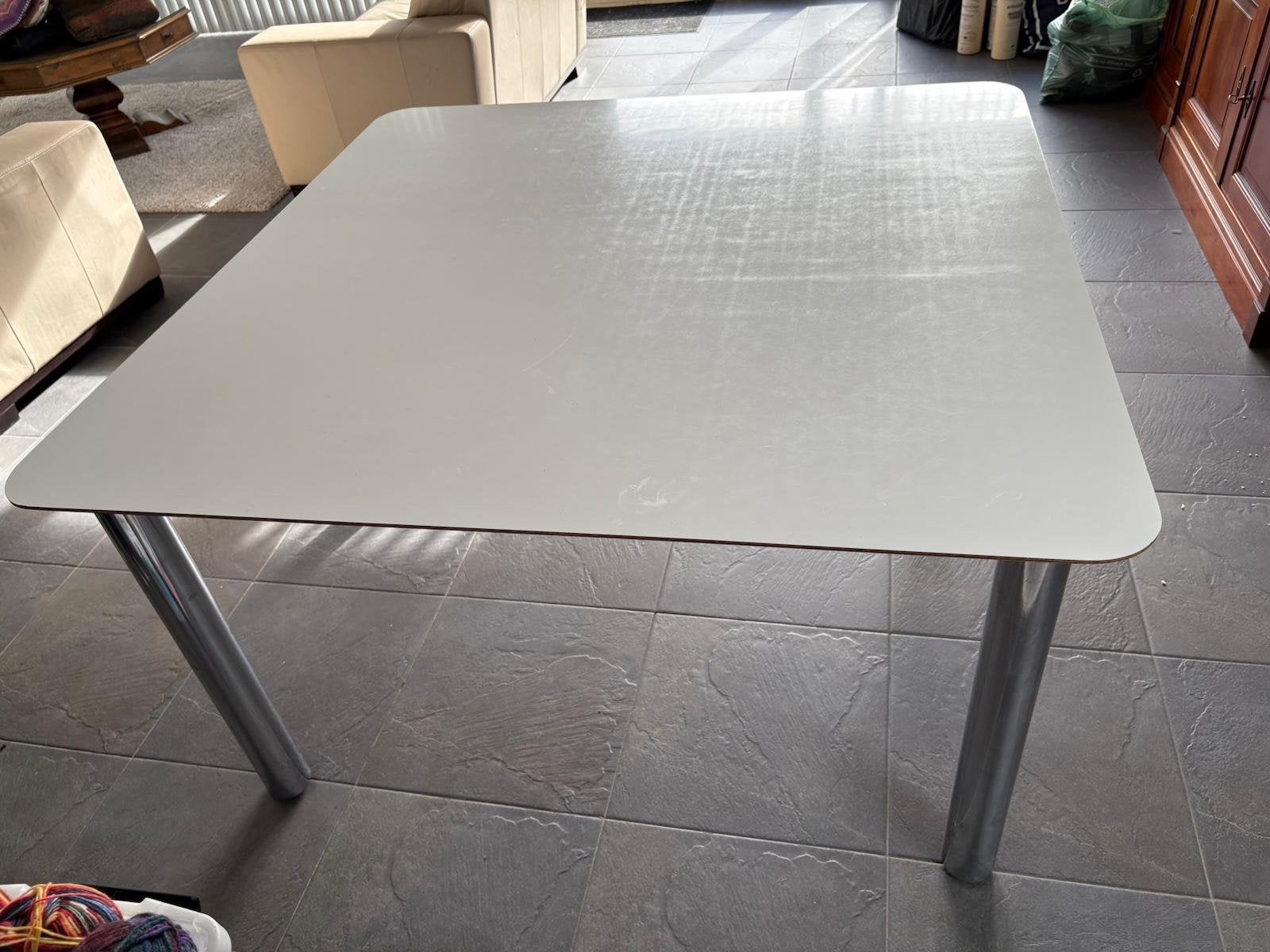 Eettafel wit met ronde chromen poten en 6 stoelen + krukjes, Gebruikt, 100 tot 150 cm, Vierkant, Ophalen of Verzenden