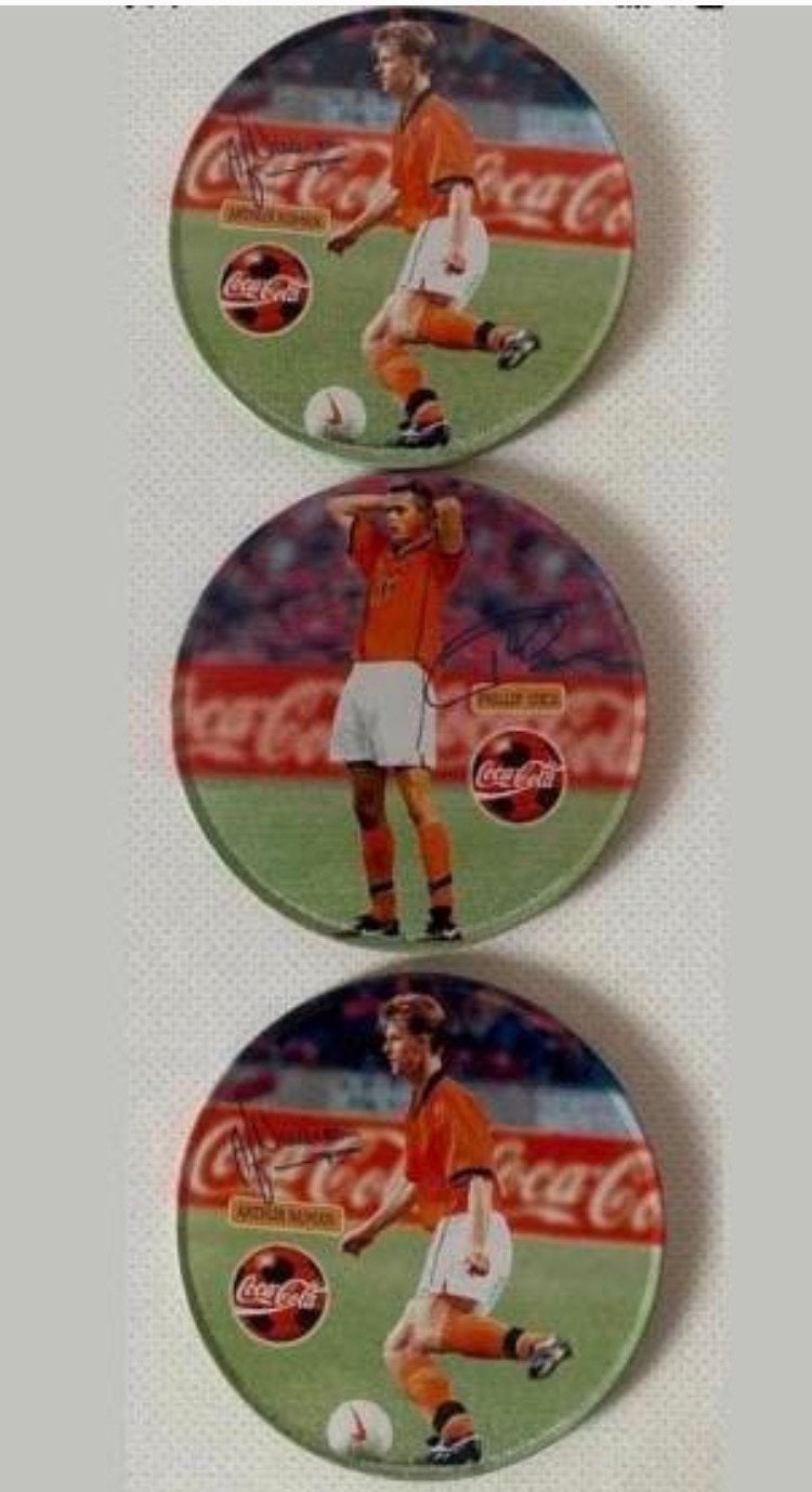 3 Metalen onderzetters van Coca-Cola met voetballers., Glasonderzetter, Metaal, Ophalen of Verzenden, Zo goed als nieuw