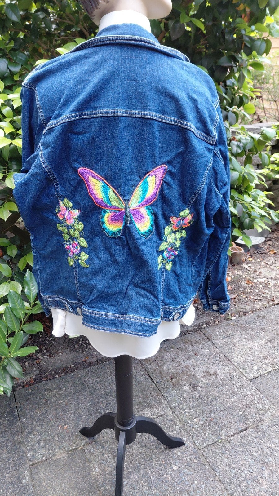 Uniek Upcycle Spijkerjasje Maat 50 met Geborduurde Vlinders, Kleding | Dames, Blauw, Maat 46/48 (XL) of groter, Ophalen of Verzenden