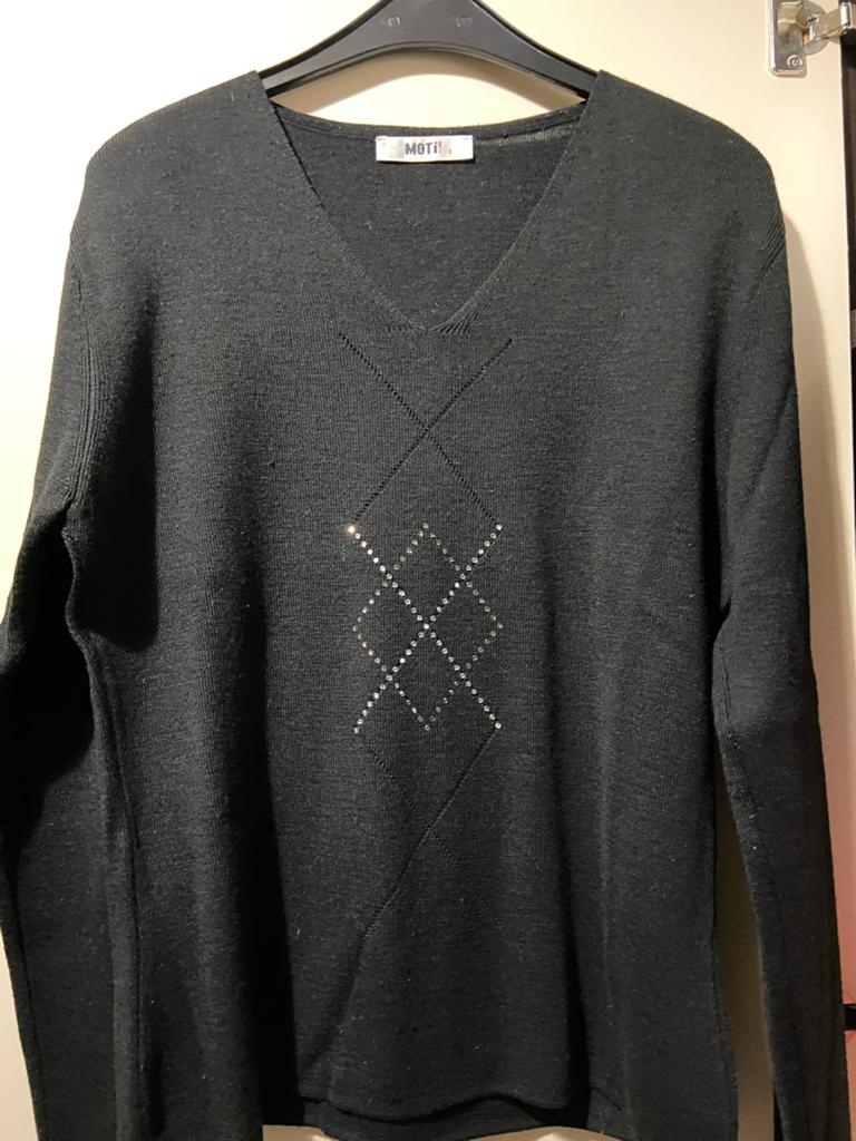 Moti trui met V-hals en strass details, Kleding | Dames, Truien en Vesten, Zo goed als nieuw, Maat 38/40 (M), Zwart, Ophalen of Verzenden