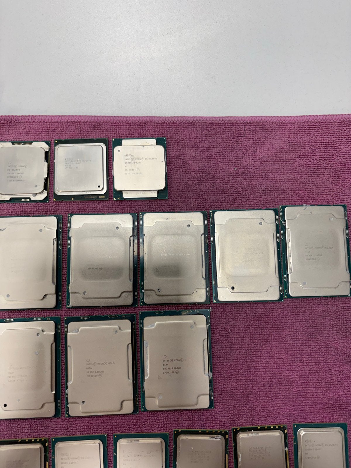 Partij van 29 Intel Xeon Processoren (Gold, Silver, E3, E5), Computers en Software, Processors, 6-core, Gebruikt, Intel, Intel