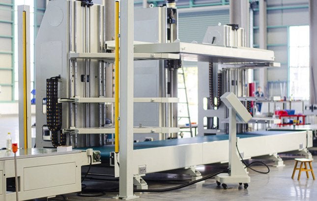Doorvoer Kastassemblagemachine – Volautomatische Kastenpers, Ophalen of Verzenden, Zo goed als nieuw