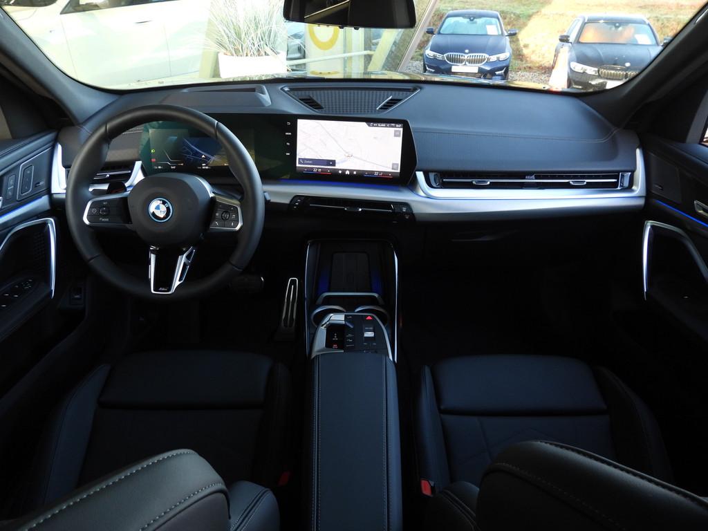 BMW iX2 xDrive30 M Sport Edition / Panoramadak / Sportstoele, Auto's, BMW, IX2, Met garantie (alle), 33 min, Zwart