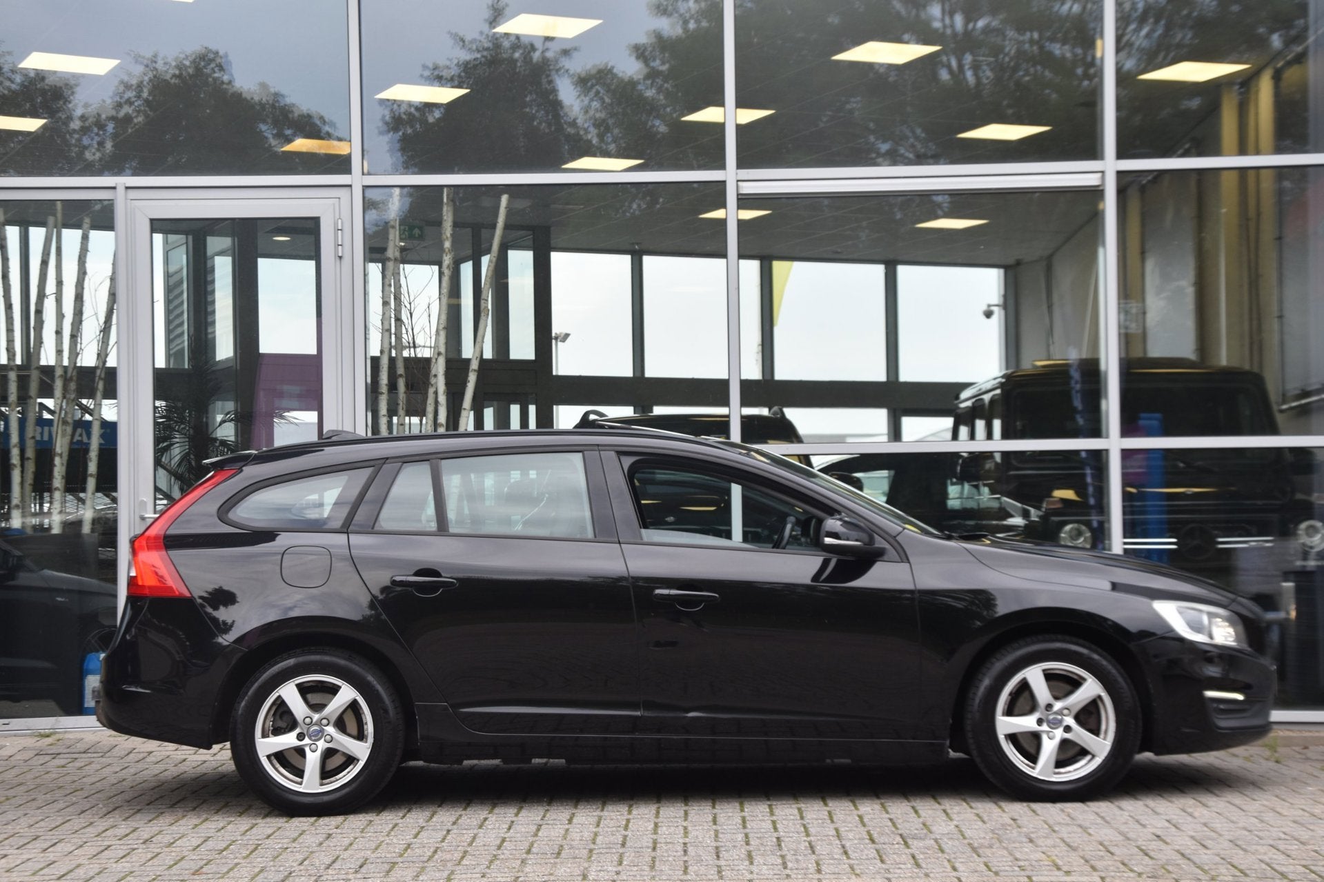 Volvo V60 D3 Summum | ACC | Leder | Schuifdak | Trekhaak, Gebruikt, 4 cilinders, Zwart, Geïmporteerd