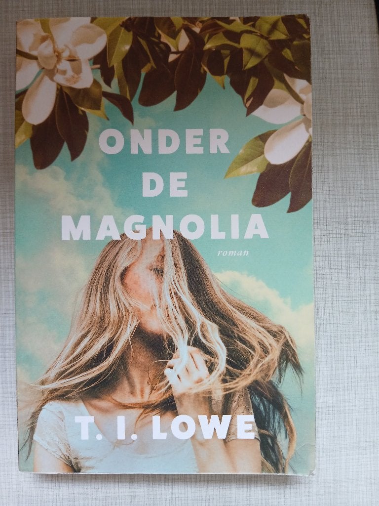 T.I. Lowe - Onder de magnolia, Boeken, Ophalen of Verzenden, Zo goed als nieuw, T.I. Lowe
