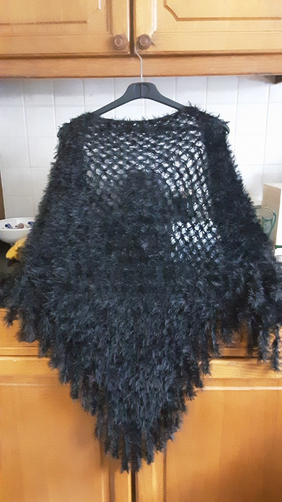 Zwarte pluizige stola / omslagdoek, Ophalen of Verzenden, Zo goed als nieuw, Sjaal
