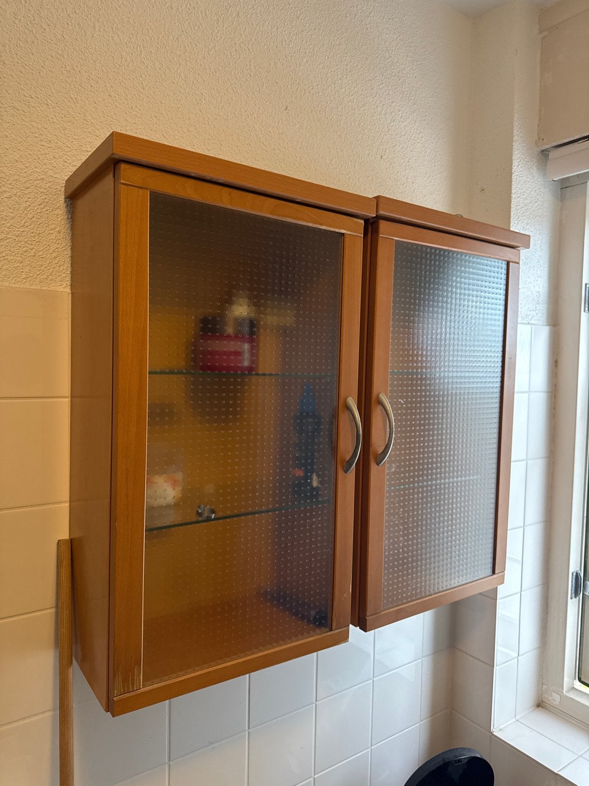 Houten wandkastje met glazen deuren, Huis en Inrichting, Kasten | Overige, Ophalen, Gebruikt