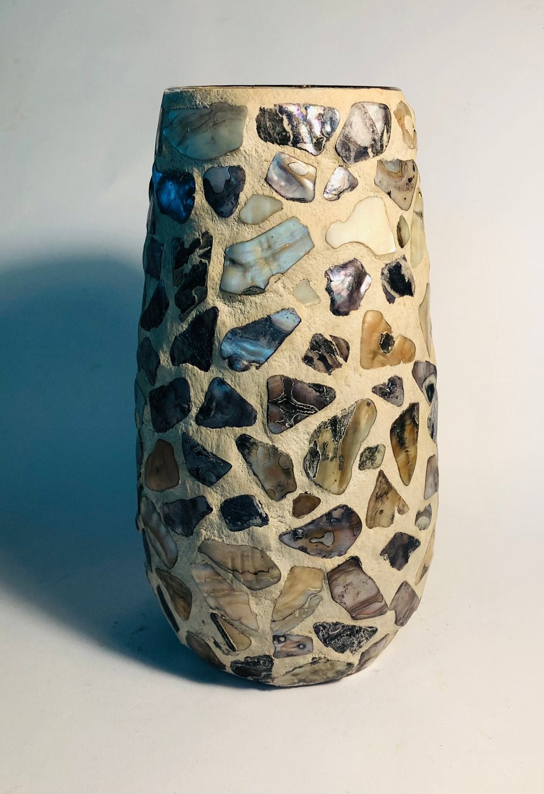 Prachtige vaas van glas, klei en Mother-of-Pearl scherfjes, Huis en Inrichting, Ophalen of Verzenden