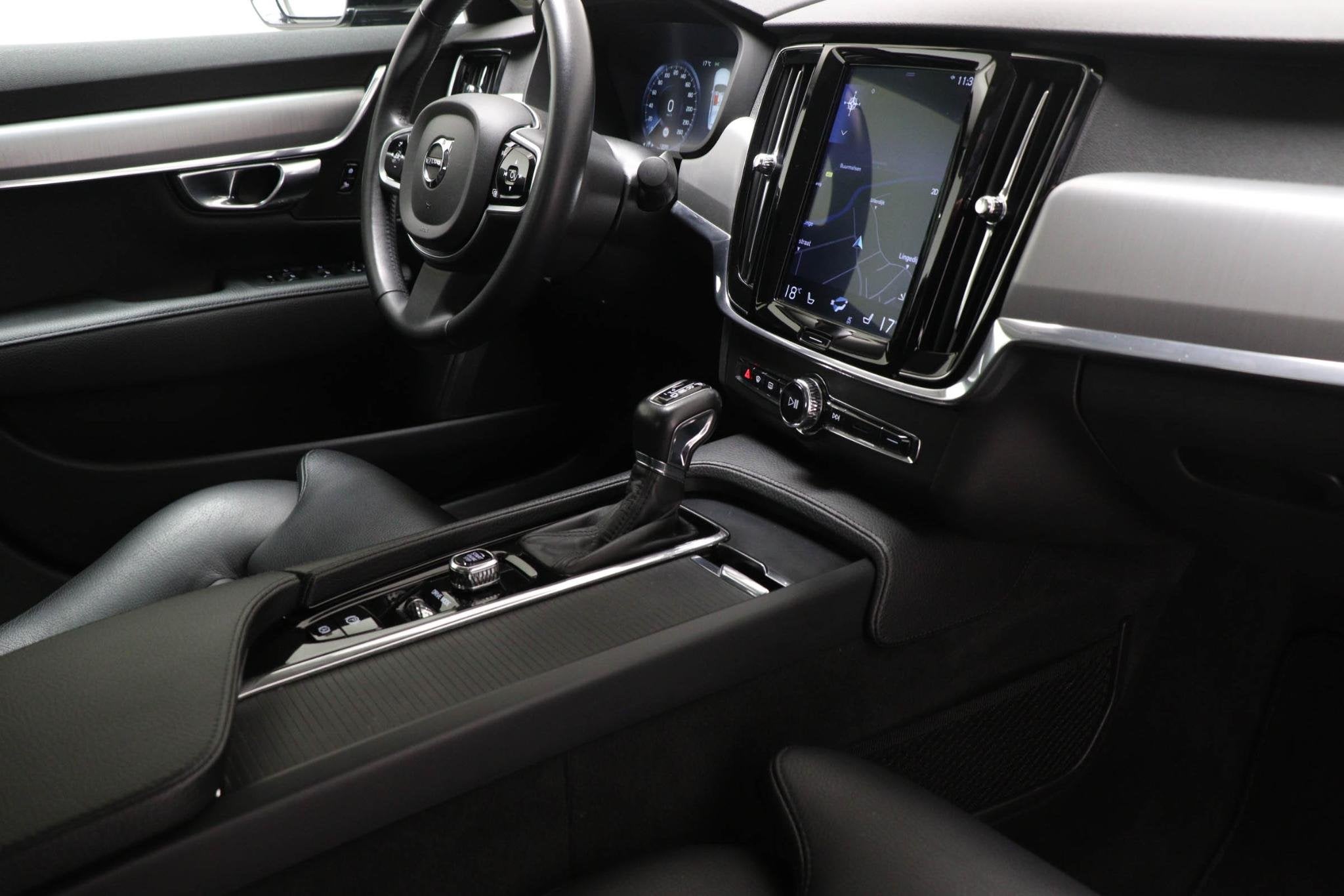Volvo S90 2.0 T4 Momentum+ | BUSINESS PACK CONNECT | LEDER |, Auto's, 15 km/l, Euro 6, 1969 cc, Zwart