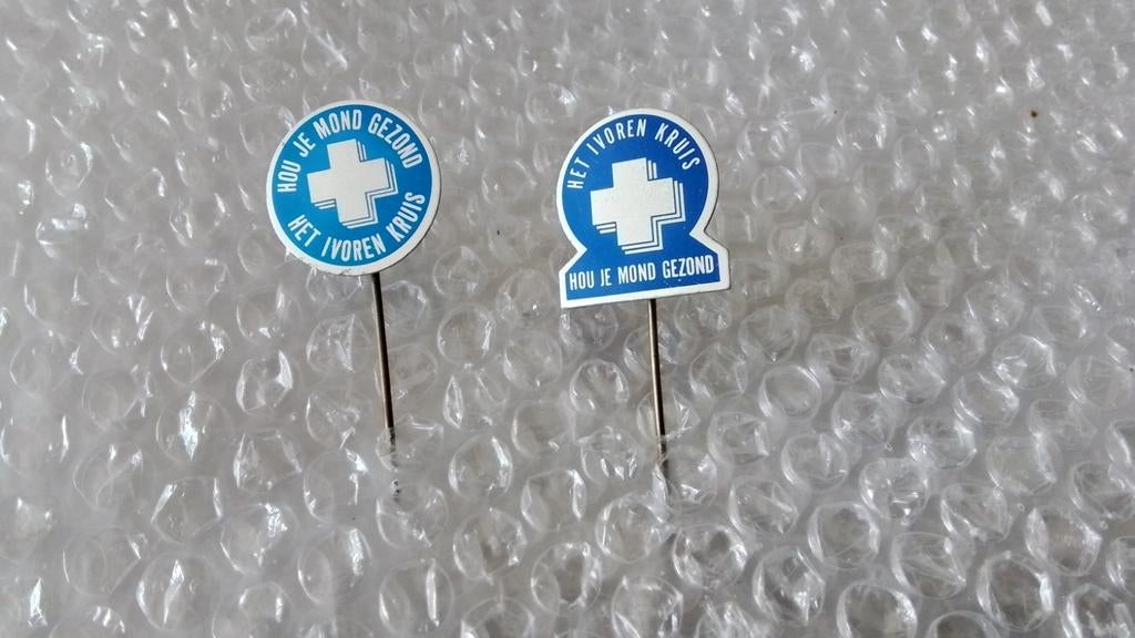 2 verschillende speldjes ivoren kruis hou je mond gezond, Ophalen of Verzenden, Zo goed als nieuw, Overige onderwerpen