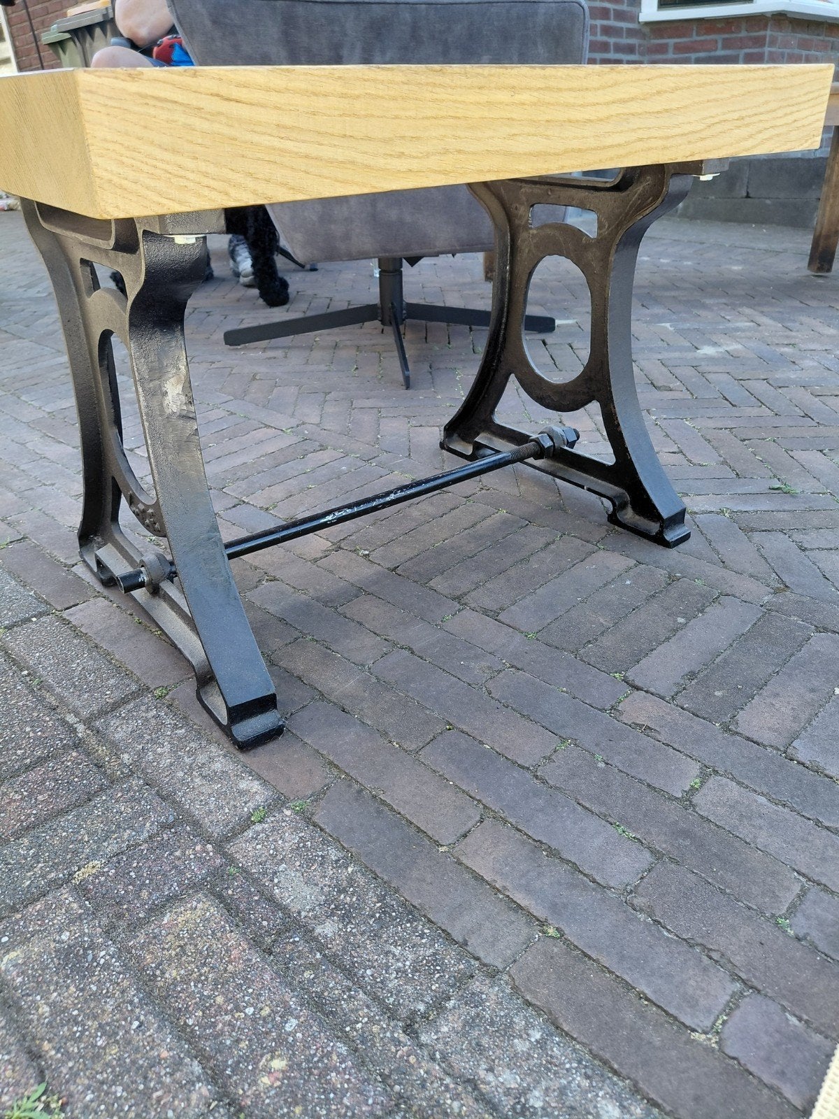 Mooie tafel met eiken houten blad en giet ijzeren onderstel, Ophalen, Zo goed als nieuw