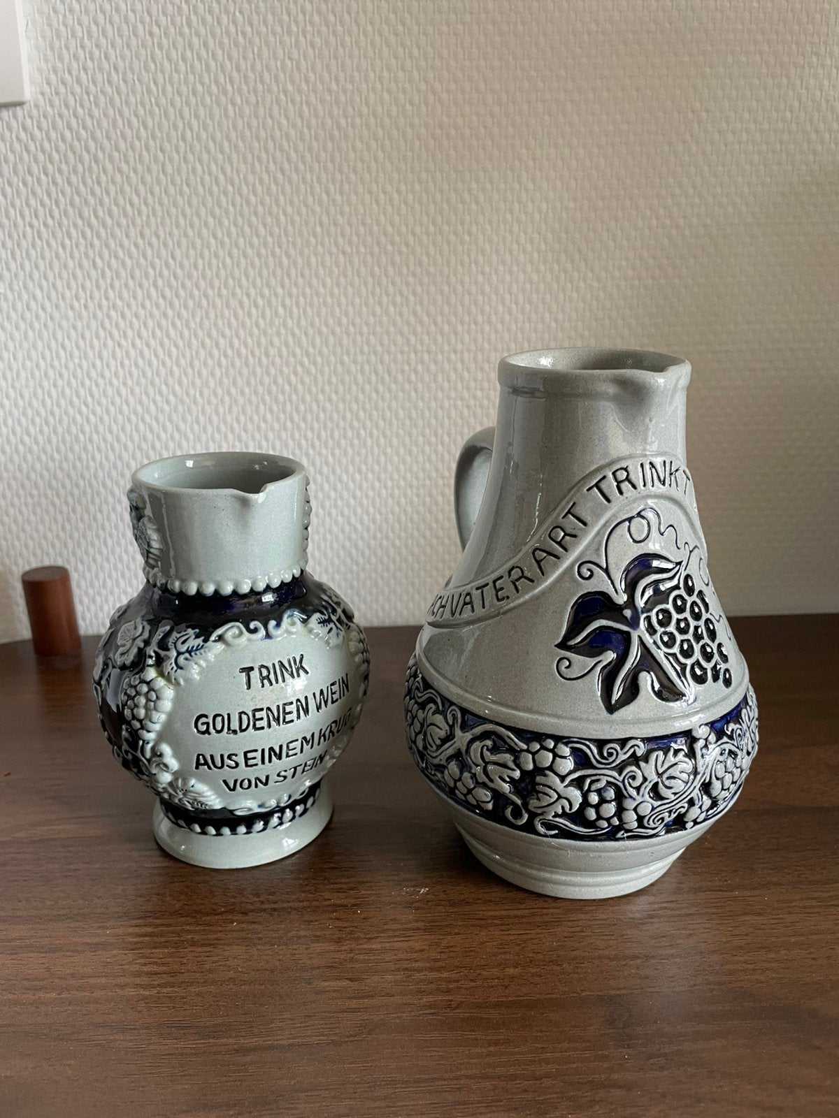 Twee wijnvaasjes uit Duitsland grijs met blauw, Ophalen of Verzenden