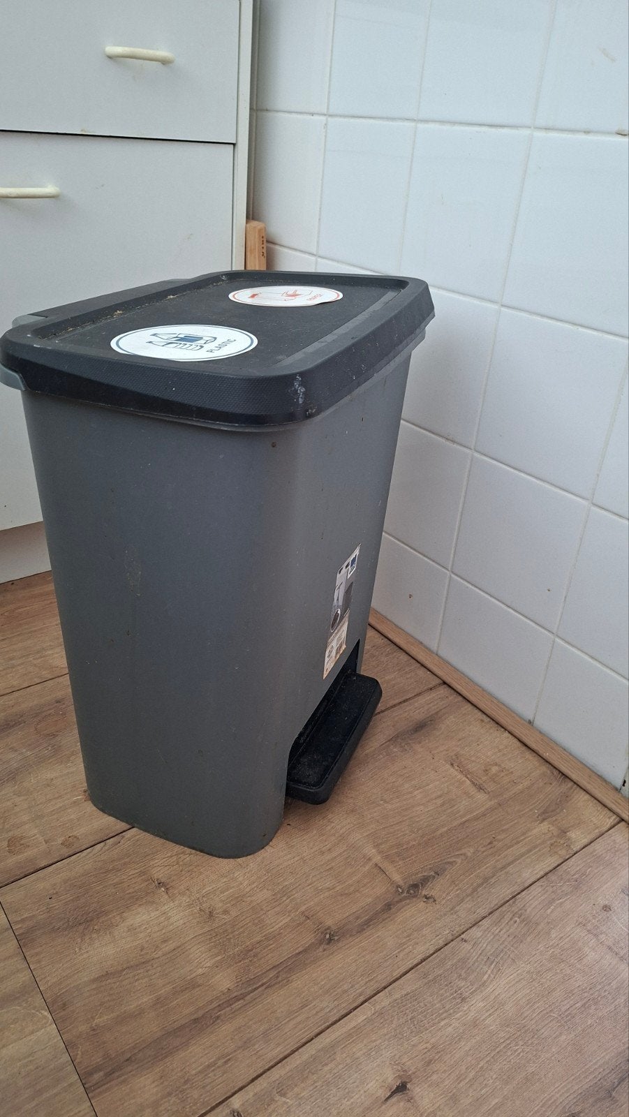 Prullenbak met 2 vakken - ideaal voor afvalscheiding, Huis en Inrichting, Ophalen, Kunststof, Gebruikt, Met pedaal