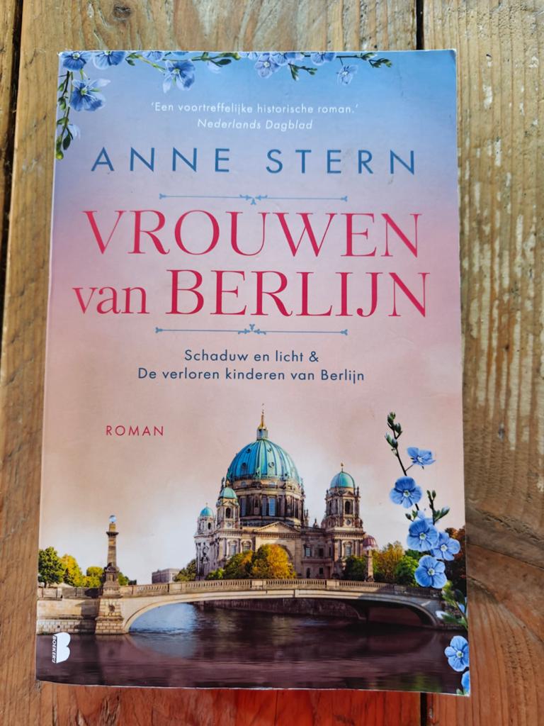 Vrouwen van Berlijn.  Omnibus., Ophalen of Verzenden, Gelezen