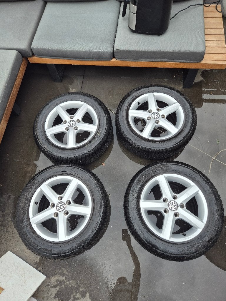 VW Golf lichtmetalen velgen + winterbanden 195/65 R15 91H, Auto-onderdelen, Banden en Velgen, Banden en Velgen, Winterbanden, 15 inch