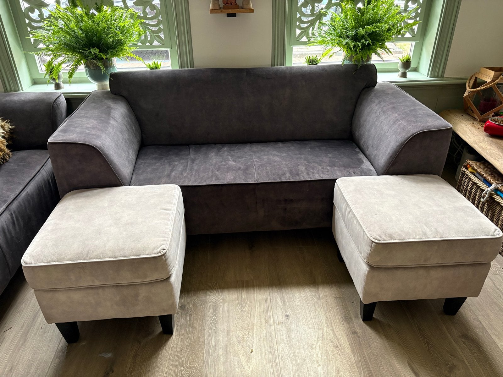 Comfortabele 3-zits bank met 2 poefjes - Grijs stof, Ophalen, Gebruikt, Driepersoons, 75 tot 100 cm