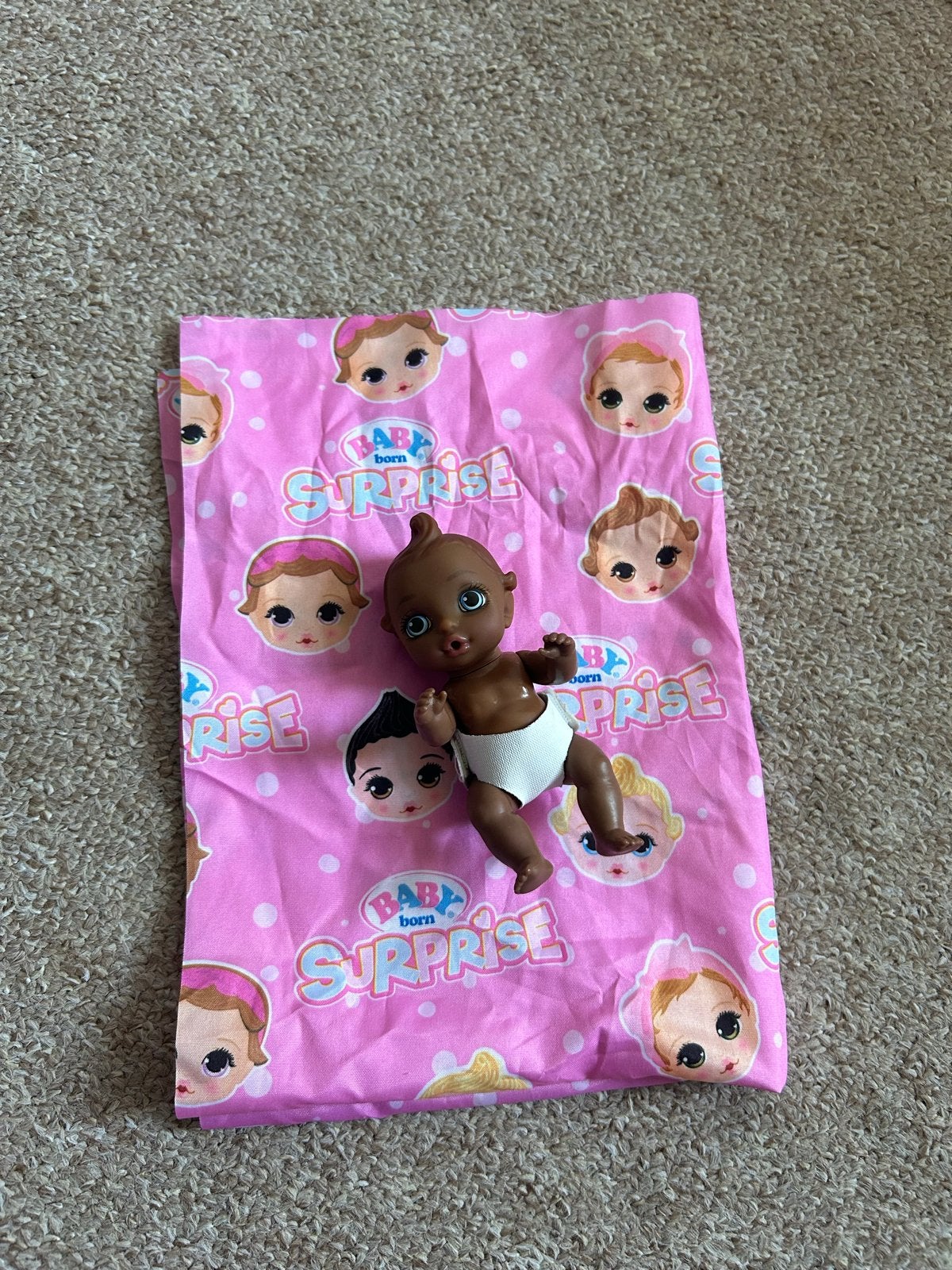 Kleine Baby Born Surprise pop met roze doekje en flesje, Ophalen of Verzenden, Zo goed als nieuw, Babypop