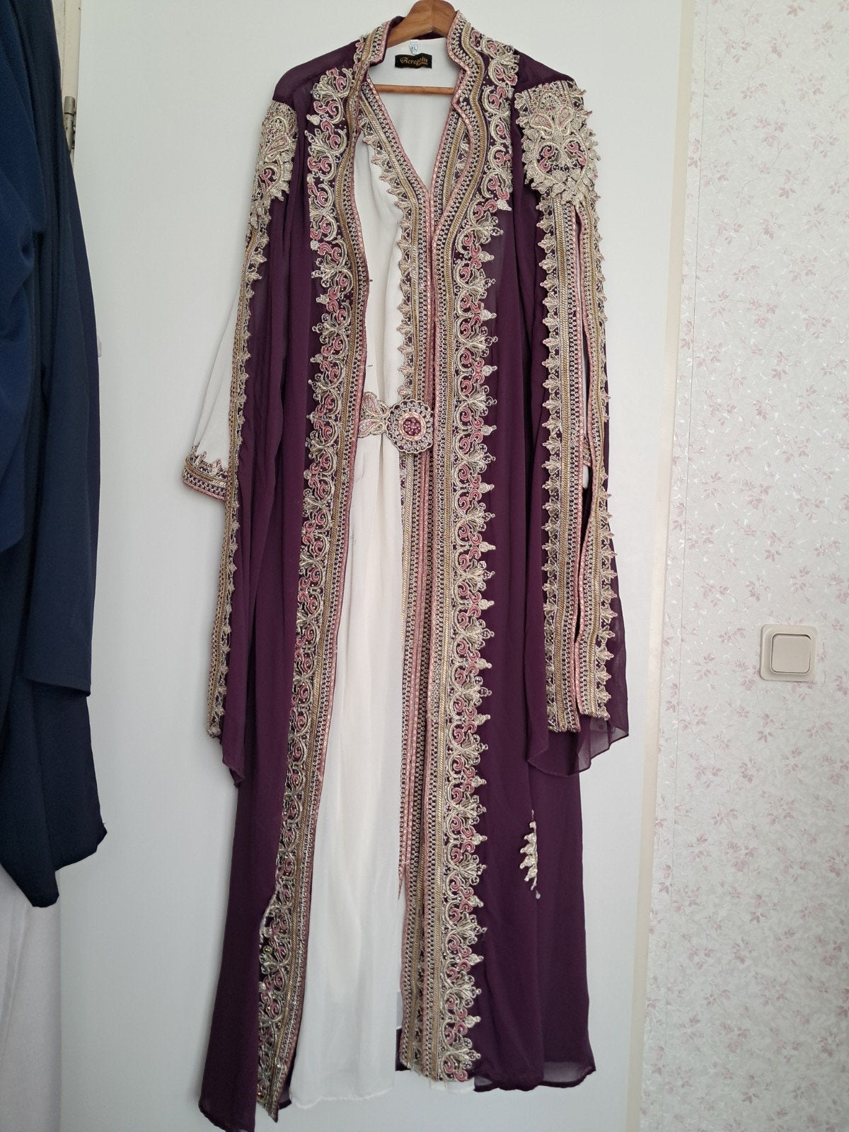 Prachtige paarse en witte galajurk met borduursels, Ophalen, Galajurk, Paars, Maat 46/48 (XL) of groter
