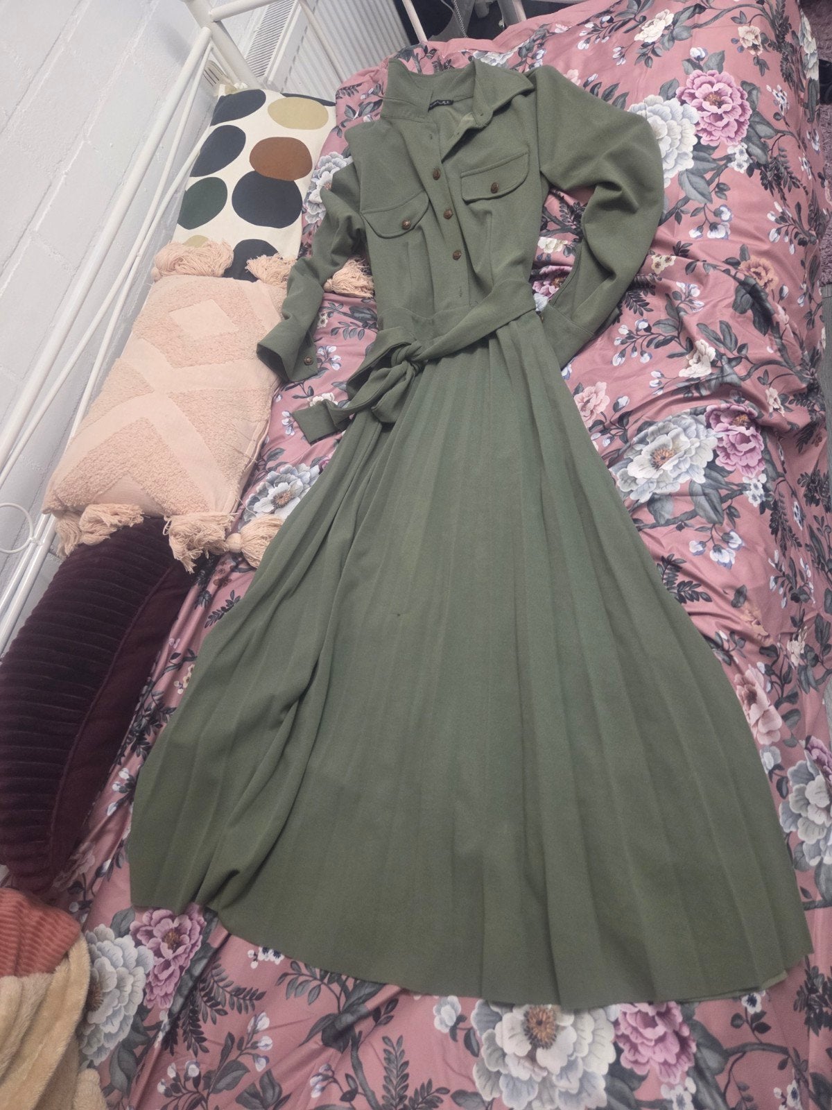 Olijfgroene maxi-jurk met strikriem en plissé-rok - Maat S/m, Galajurk, Ophalen of Verzenden, Zo goed als nieuw, Maat 36 (S)