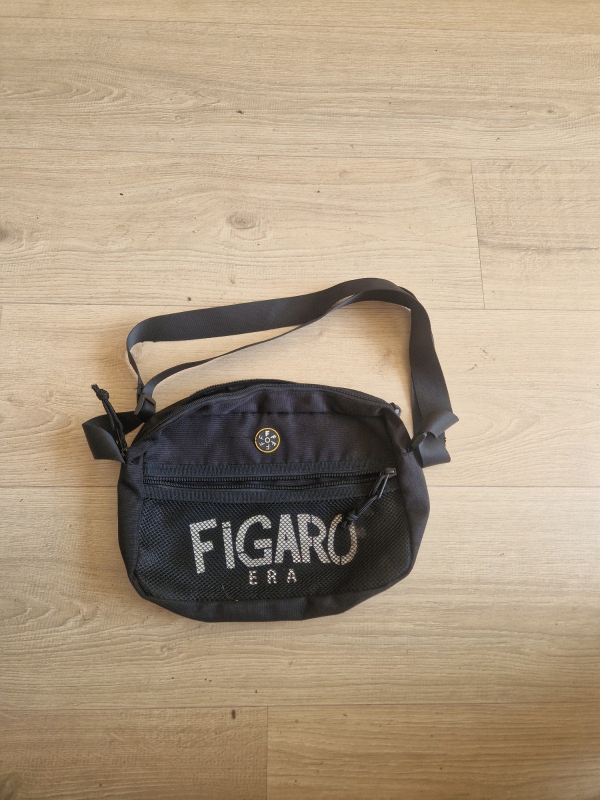 Figaro era tasje, Ophalen, Zwart