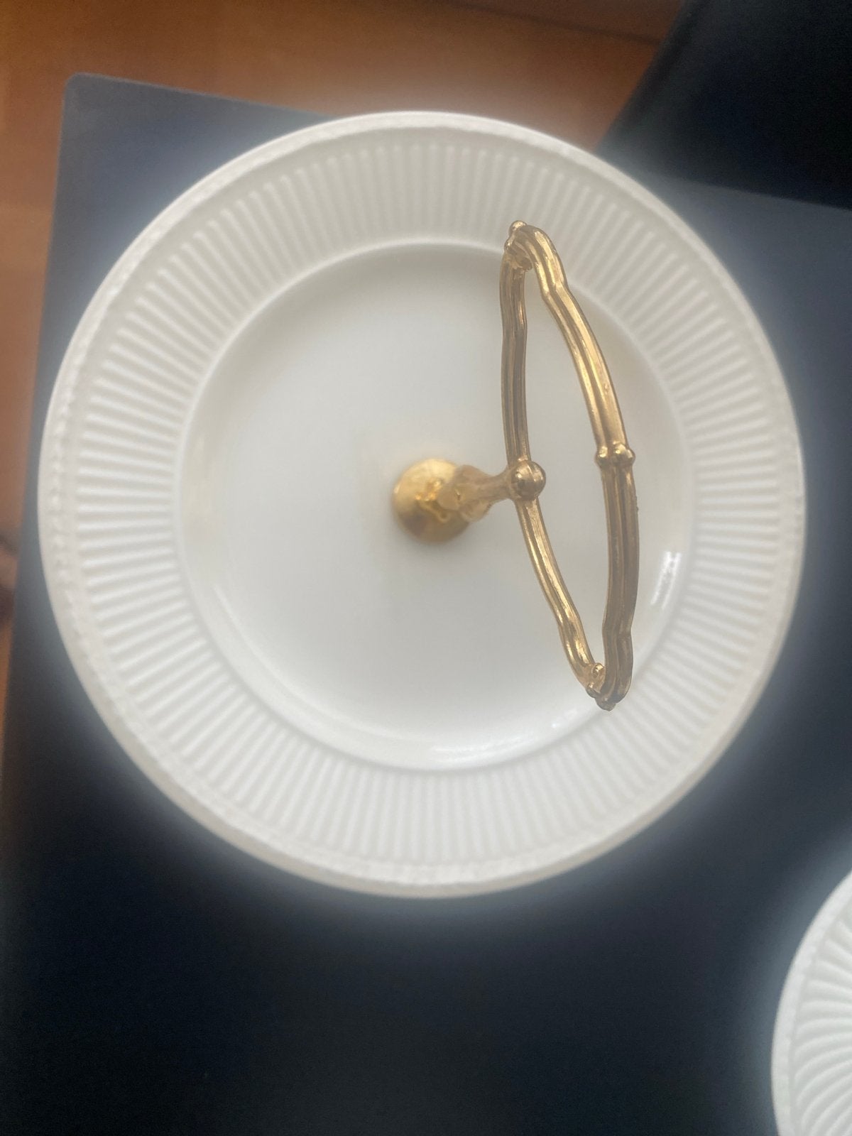 Elegante wedgwood etagere met gouden handvat, Ophalen
