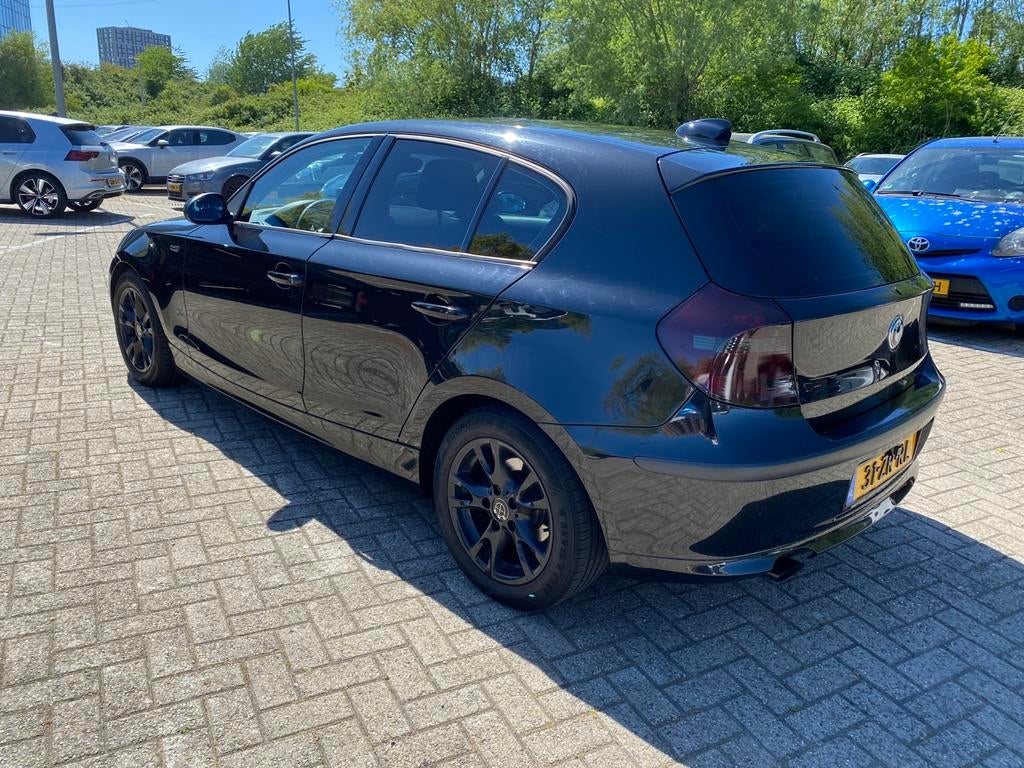 BMW 1-Serie 1.6 116I 5DR 2008 Zwart | NL AUTO | APK 9-26, Auto's, BMW, 1-Serie, 4 cilinders, Origineel Nederlands, Onderhoudsboekje