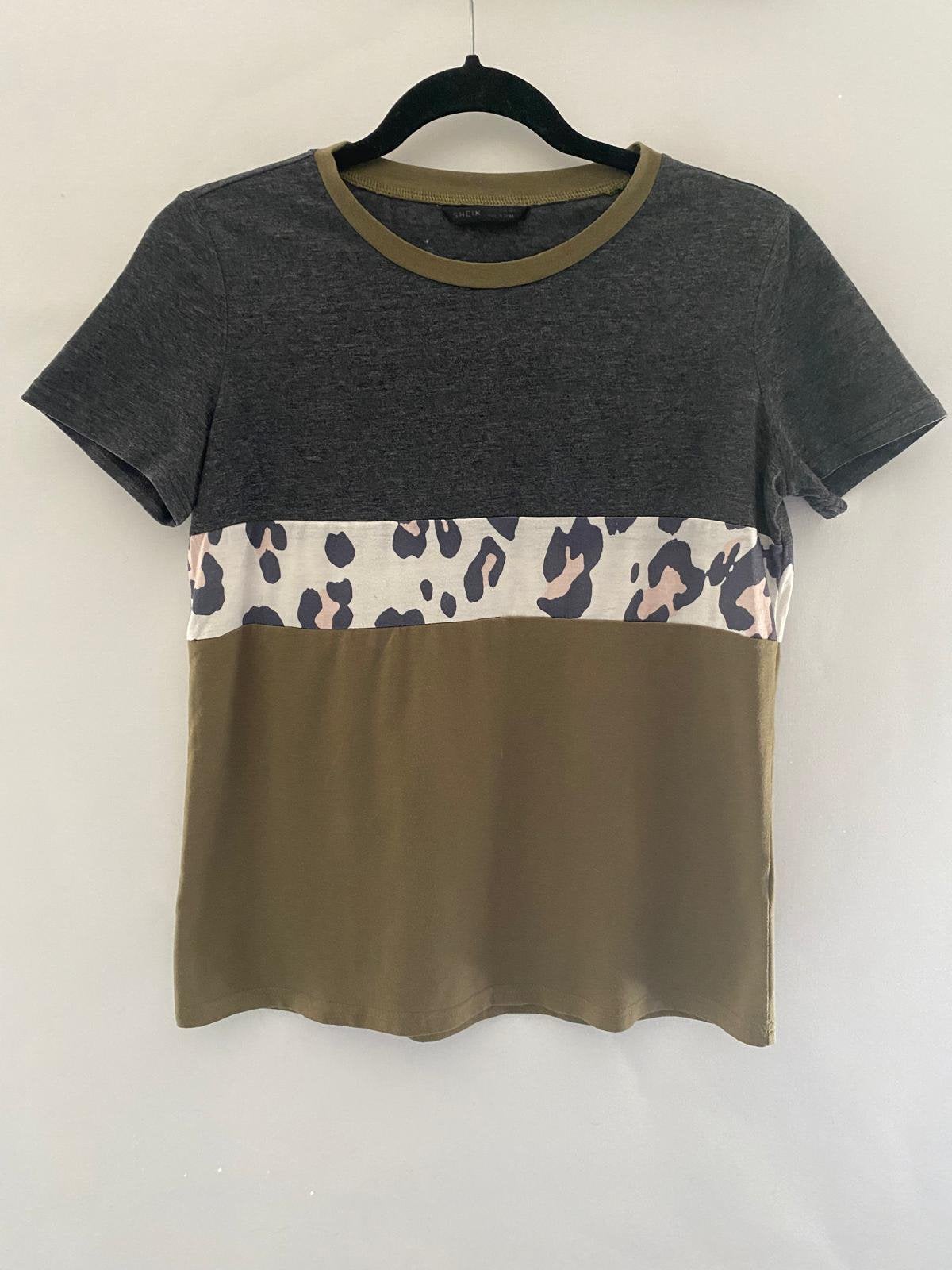 SHEIN T-shirt met panterprint – khaki/grijs – maat S, Ophalen of Verzenden, Zo goed als nieuw, Korte mouw, Maat 36 (S)