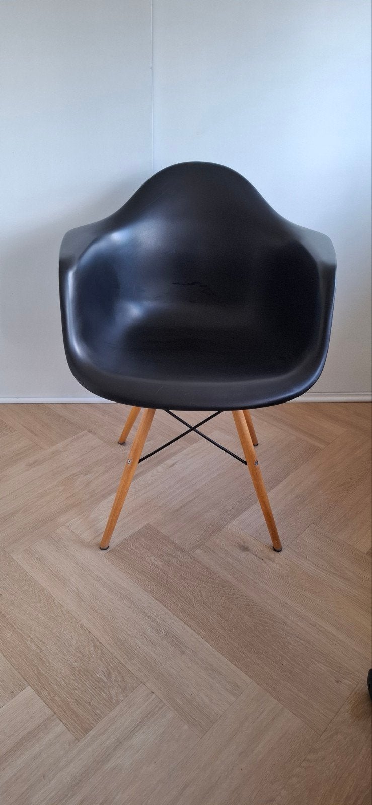 Zwarte kuipstoel met houten onderstel, Ophalen, Gebruikt, Zwart, Hout