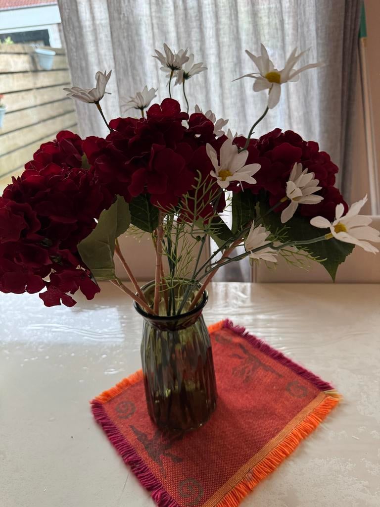 Kunstbloemen boeket met vaas - Rood en Wit, Huis en Inrichting, Woonaccessoires | Droogbloemen, Ophalen of Verzenden, Nieuw