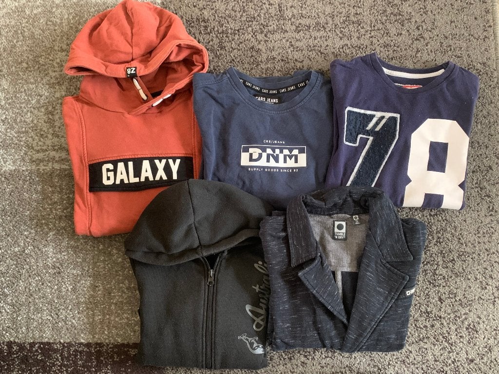 Vesten/ truien 128, Ophalen, Zo goed als nieuw, Jongen, Trui of Vest
