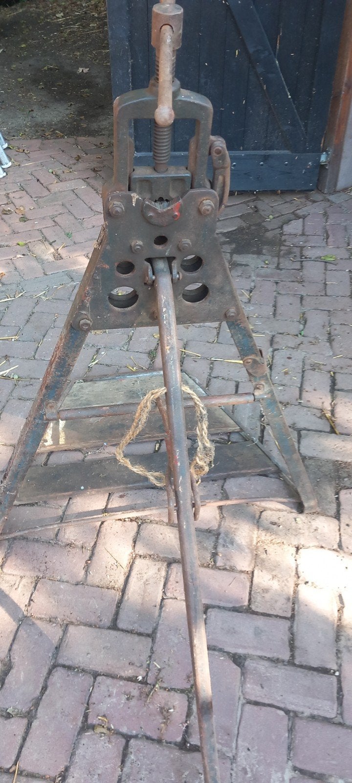 Antieke pijpenbuiger / pijpensnijder op statief - Pionier, Antiek en Kunst, Ophalen